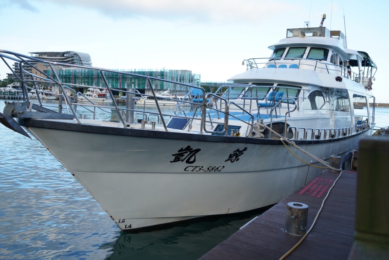 凱鯨號船隻外觀，白色船隻雙層設計，甲板上可以賞鯨