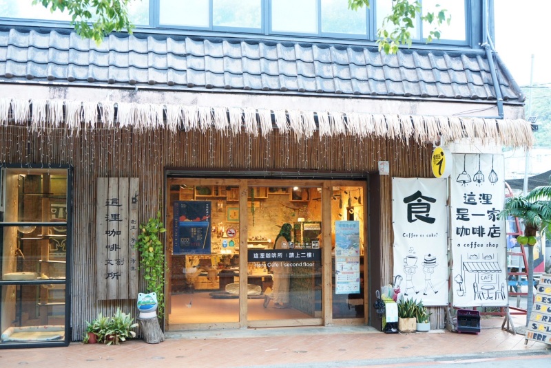 這浬咖啡文創所的外觀使用竹子排列，咖啡店呈現自然風格的木質色調