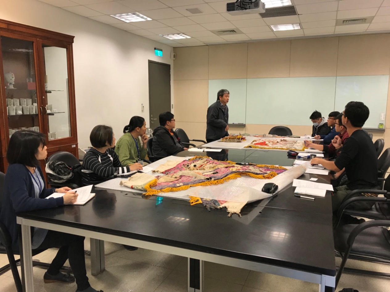 志工於研討室內進行課程培訓