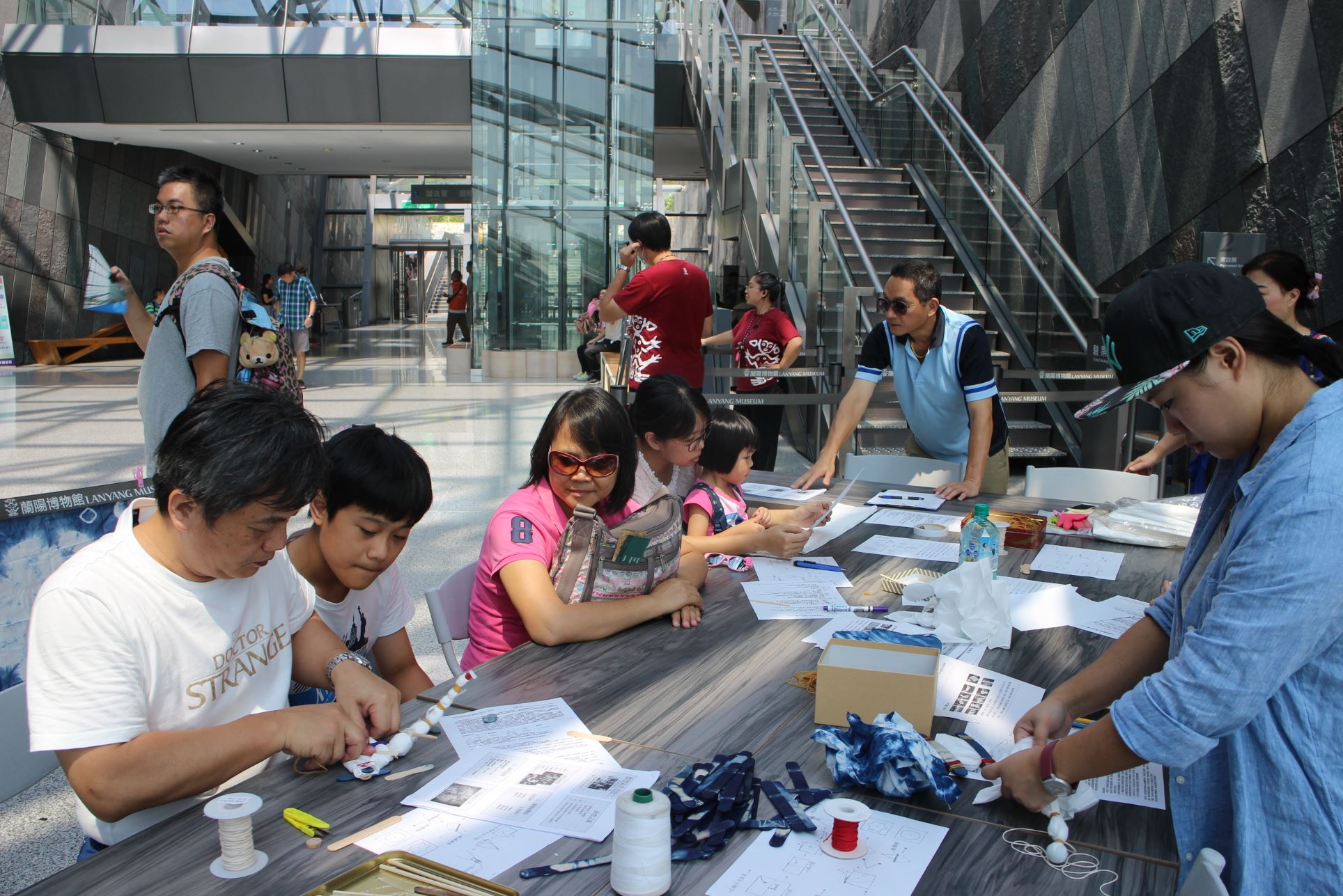 106年宜蘭縣環境教育展於遊客大廳辦理藍染體驗活動照