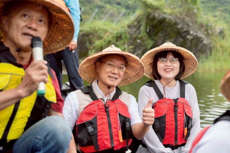 林代理縣長茂盛與海委會科技文教處林麗英處長(右)參與修復舟船試航首航