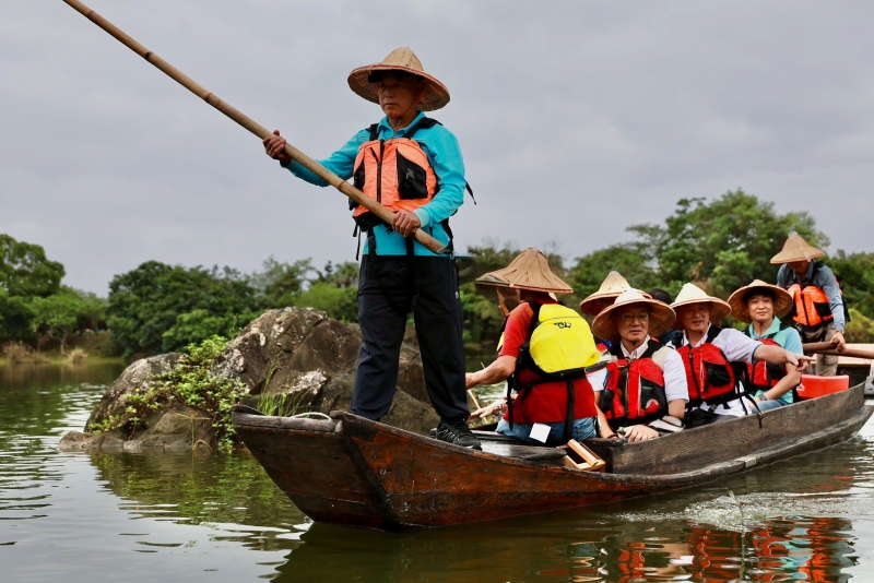 與會貴賓參與搭乘修復民眾捐贈的傳統木船試航，見證宜蘭舟船文化的復振再啟