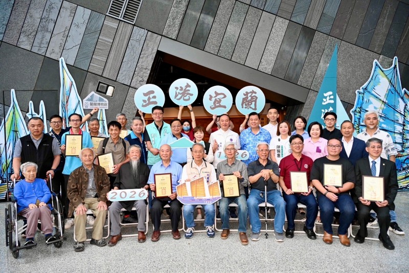 林茂盛代理縣長與出席貴賓及藝術家大合照，共同歡慶「正港宜蘭」特展盛大開幕。