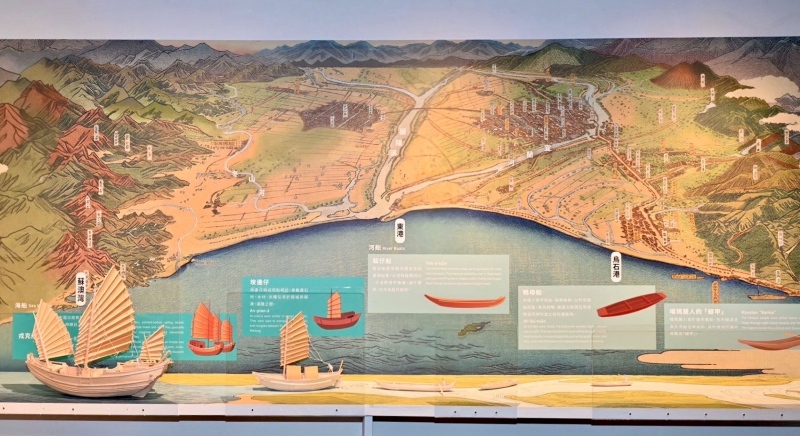 展場透過精緻的古地圖與各類船隻模型，生動再現蘭陽平原河海運輸的歷史版圖。