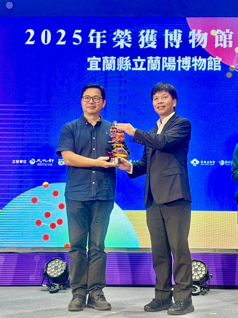 蘭博館是全國第一間通過國家專業認證縣級博物館，文化部主任秘書林宏義（右）頒授獎座給蘭博館長陳碧琳