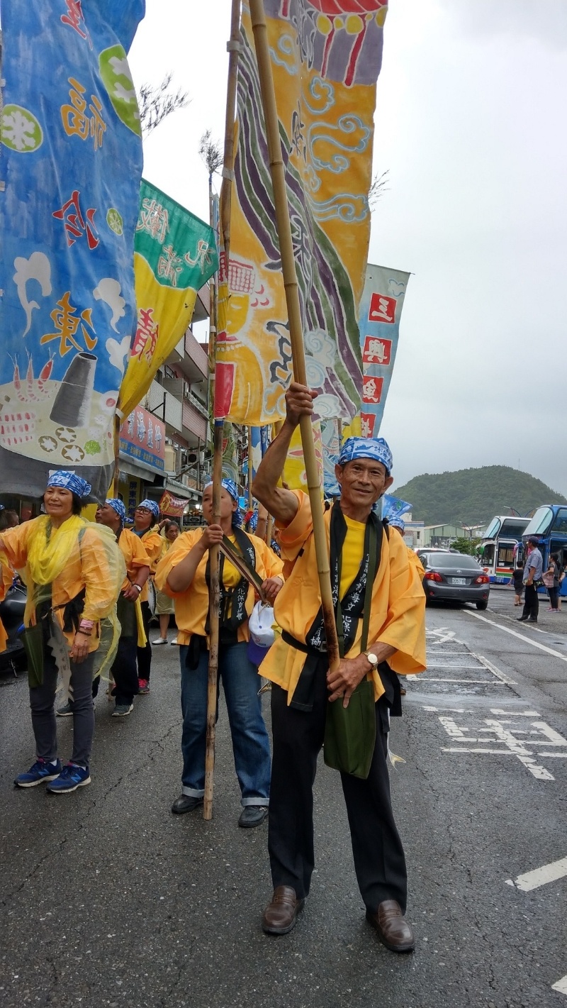 志工專業（特殊）及成長訓練 - 海之層(海海人生海層研習活動)參與當地鯖魚節舉旗活動照片