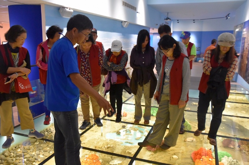 縣外參訪 - 澎湖海洋資源館志工聆聽導覽解說照片